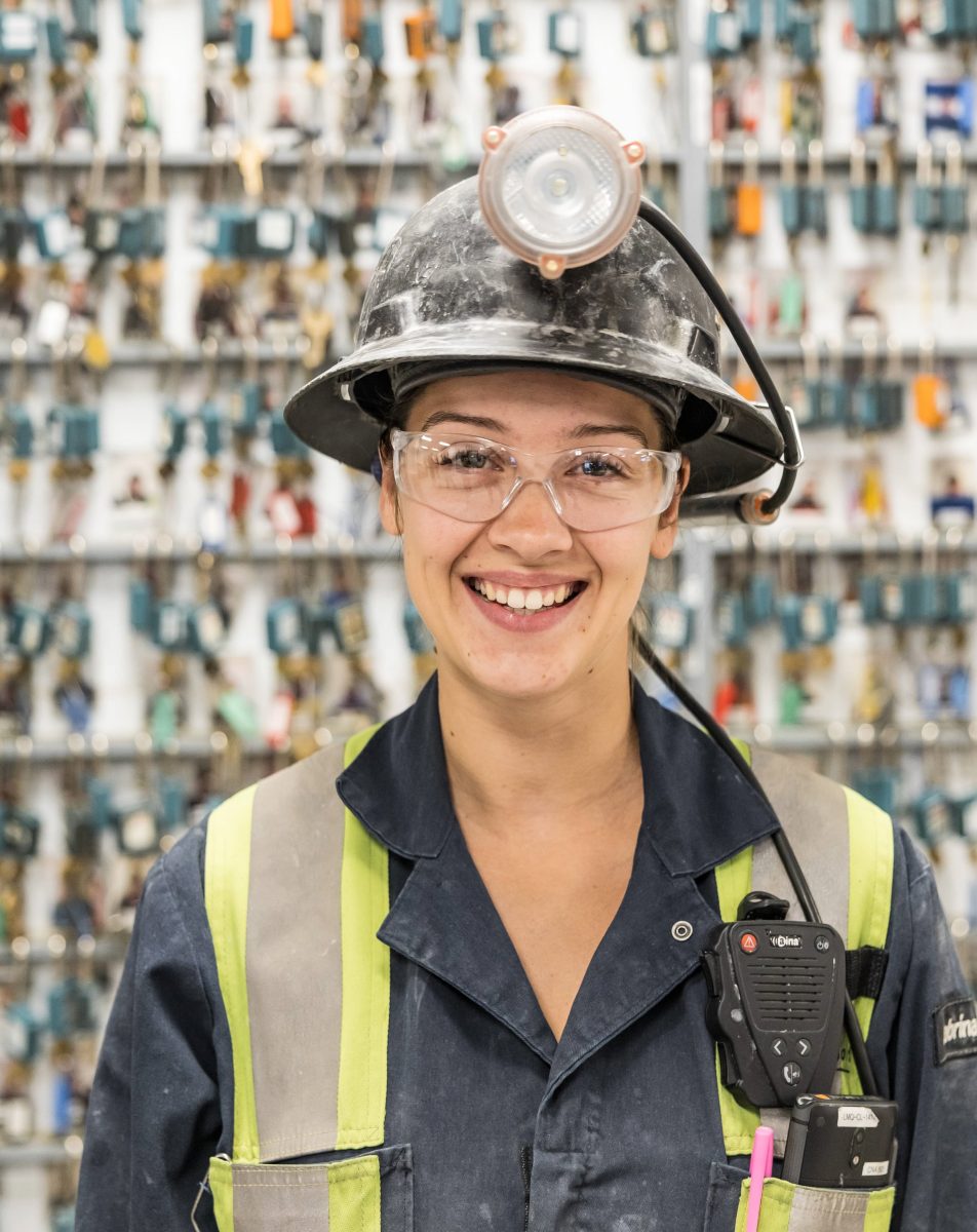 Jeune femme souriante portant ses équipements de protection individuels