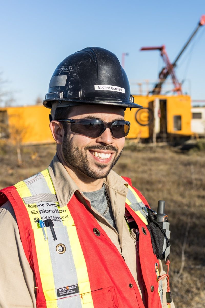 Travailleur à l'exploration avec une foreuse Eldorado Gold